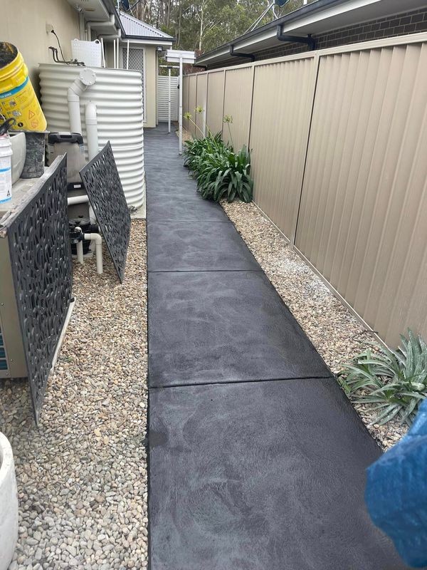 Concrete sidepath with pebble surrounds